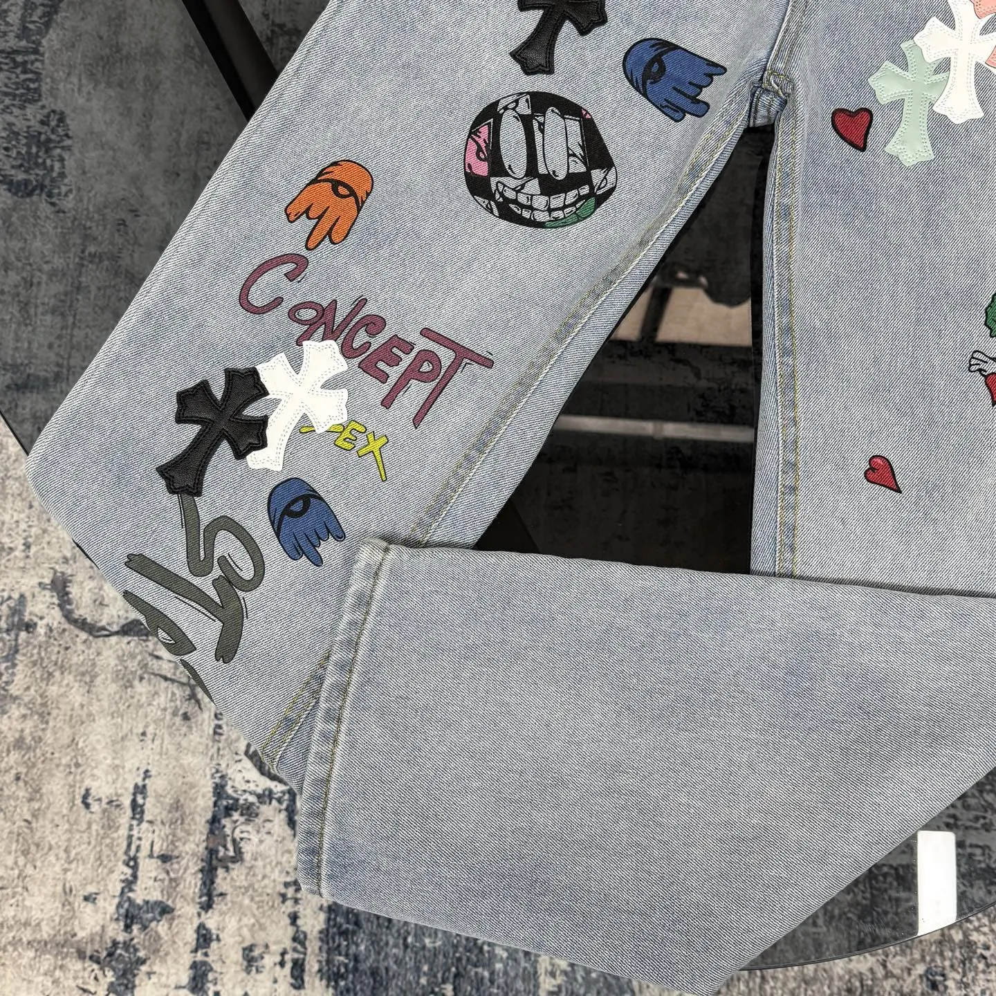 P250 Chrome Hearts | 25TX CH Chrome Hearts joint clown limited edition graffiti crocodile leather jeans. Very rare on the market. The 17 crosses on the entire pair of pants are made of three different materials (crocodile skin, lambskin, horse hair). The materials are all real materials. They are not comparable to ordinary styles. A great item to buy 🔥 Color: light blue Size: 28/30/32/34/36 Waist: 72/77/82/87/92 Sitting: 99/104/109/114/119 Pants length: 100/102/104/106/108